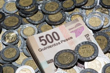 Billetes mexicanos de 500 subiendo, sobre monedas de pesos
Mexican 500-peso bills rise, outperforming peso coins
