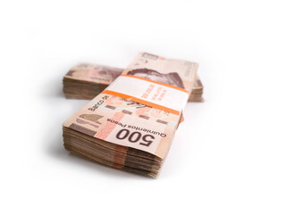 Un fajo de billetes de 500 pesos mexicanos sobre un fondo blanco.
A wad of 500 Mexican peso bills on a white background.
