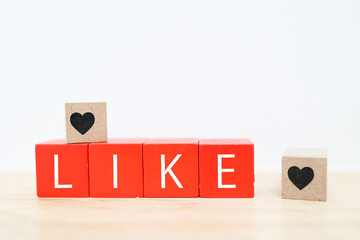 ハートマークとLIKEブロックを並べたシンプルな写真