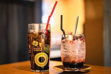 草木万里野のベリーソーダとコーラ
