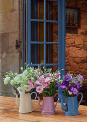  Eustoma grandiflorum als Dekoration vor einem Fenster