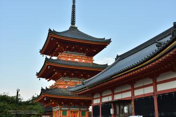 Fototapeta premium 清水寺 三重塔と経堂(京都市東山区)