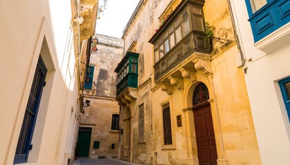 Obraz premium Narrow alleyway lined with historic buildings.