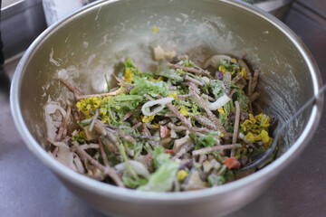 野草のかき揚げを作る様子