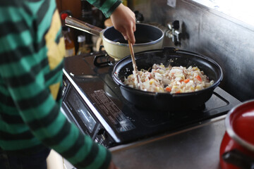 	料理する男の子