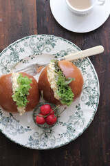 卵サンドイッチとさくらんぼ