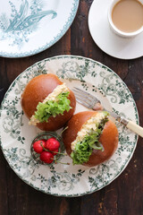 卵サンドイッチとさくらんぼ