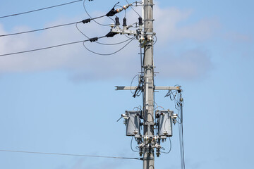 青空に映える電柱