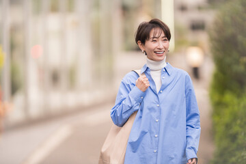街を歩く女性。