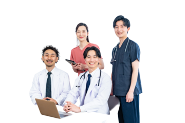 笑顔でカメラ目線の四人の医療従事者・背景透過