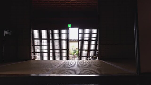 Tatami Room in a Traditional Japanese Home &ndash; Cinematic Dolly Movement to Hallway 古民家イメージ