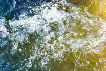 激流の水面の水しぶき