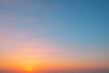 Naklejka premium Sky Sunset: A stunning scene painted across the sky, with the gradient blending of orange and blue, creating an inspiring sunset, a moment of reflection and peace