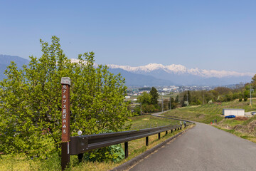 安曇野北アルプス展望のみちと残雪の山々の風景