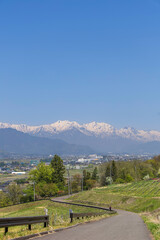 安曇野北アルプス展望のみちと残雪の山々の風景