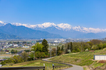 安曇野北アルプス展望のみちと残雪の山々の風景