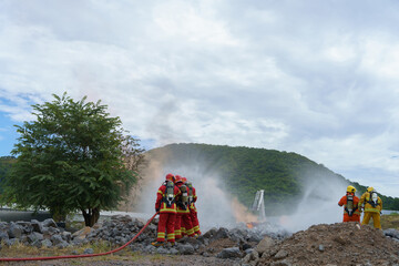 Obraz premium Firefighters are working together to put out the fire with water.