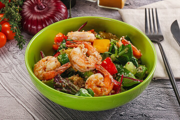 Salad with prawn and quinoa