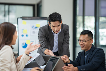 Fototapeta premium Group Asian Business holds meeting on financial investment 