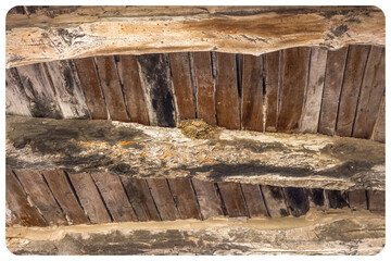 Vieux plafond rustique de ferme campagnarde © Unclesam