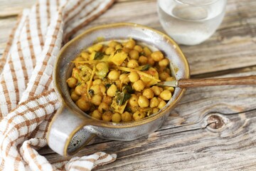Image of chana panner in a bowl.