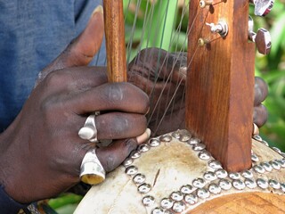 Musician playing traditional african string instrument kora © insideportugal