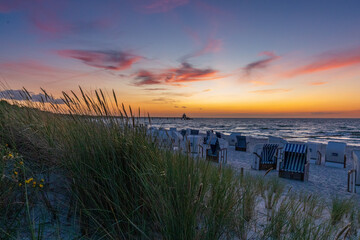 Nach Sonnenuntergang am Strand von Zingst an der Ostsee.