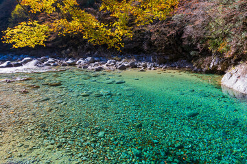 日本の風景・秋　長野県大桑村　紅葉の阿寺渓谷　狸ヶ淵
