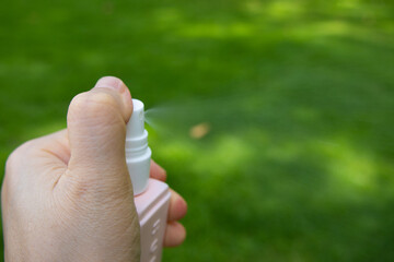 Using mosquito repellent water to repel mosquitoes in the park