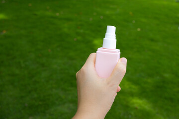 Using mosquito repellent water to repel mosquitoes in the park