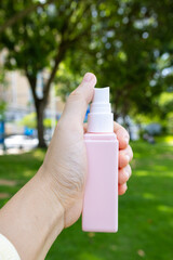 Using mosquito repellent water to repel mosquitoes in the park