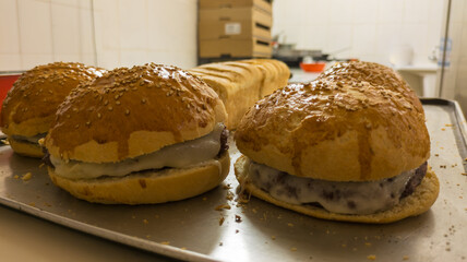 Hamburguesa con queso y pan brioche casero.