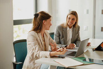 A Collaborative Business Discussion in a Modern Office Space Promotes Growth and Innovation