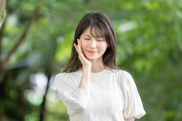 女性　新緑　緑　スキンケア