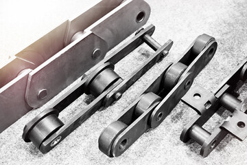 Links of metal chain for transport mechanism