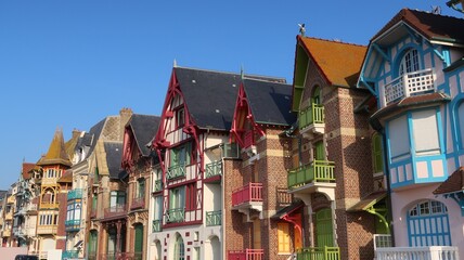 Façades de maisons / villas balnéaires colorées sur le front de mer du village de...