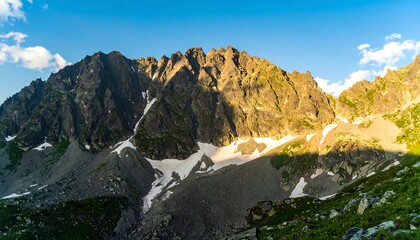 Obraz premium Mountain peaks bathed in golden light