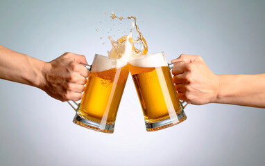 ビアジョッキをぶつける乾杯シーン