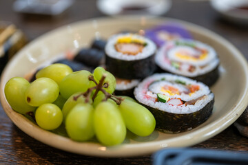 日本の一般家庭のとても美味しい巻き寿司とシャインマスカット