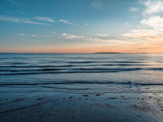 Obraz premium surf waves of clear blue waters of the Arctic Ocean