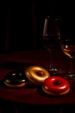 Elegante Donuts mit Wein im Dunkeln