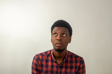 Obraz premium teenage portrait against a clean studio backdrop, ideal for illustrating diverse concepts and narratives