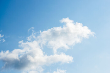 夏の青空と日差しに輝く夏の雲96