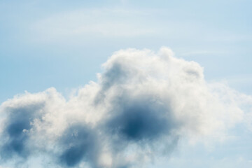夏の青空と日差しに輝く夏の雲102
