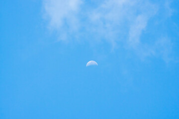 夏の青空と日差しに輝く夏の雲と白い月115