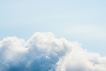 夏の青空と日差しに輝く夏の雲122