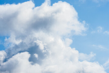夏の青空と日差しに輝く夏の雲130