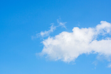 夏の青空と日差しに輝く夏の雲132