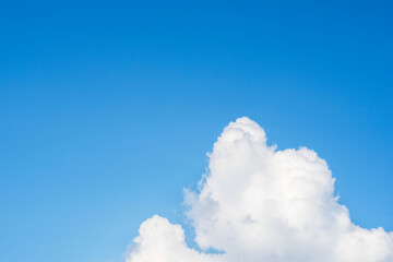 夏の青空と日差しに輝く夏の雲136