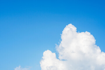 夏の青空と日差しに輝く夏の雲137